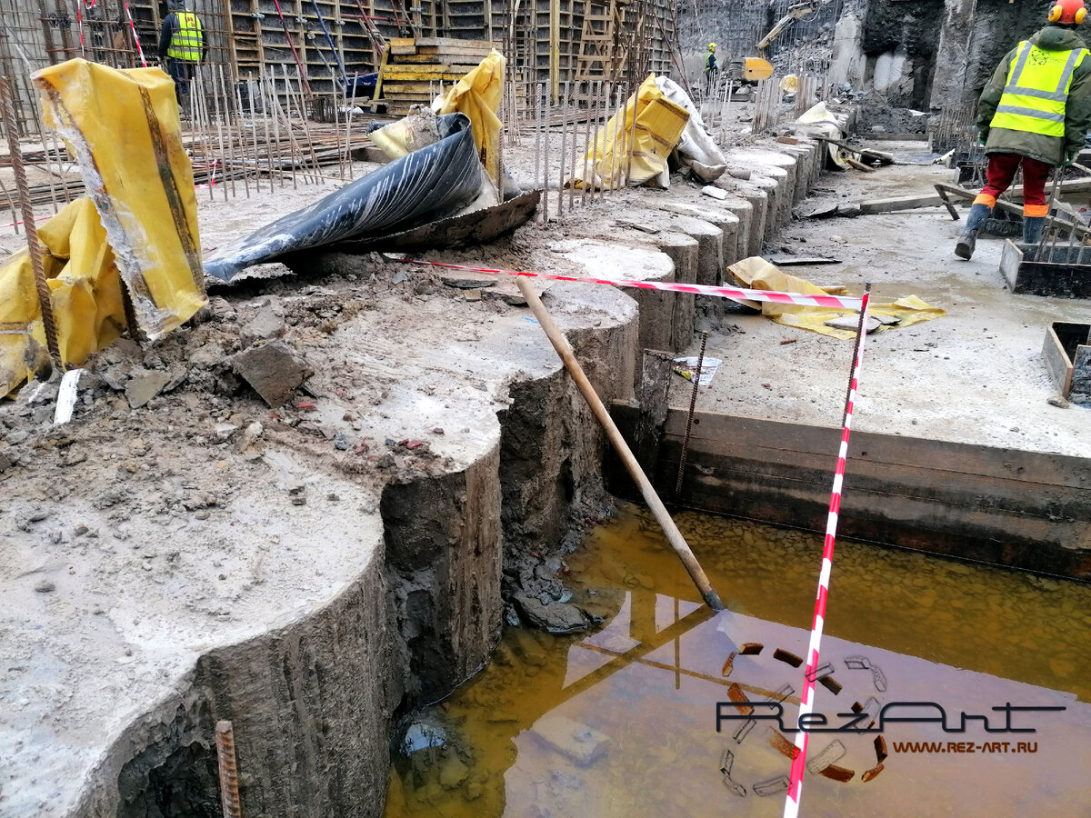 Демонтированная канатной резкой подпорная стена