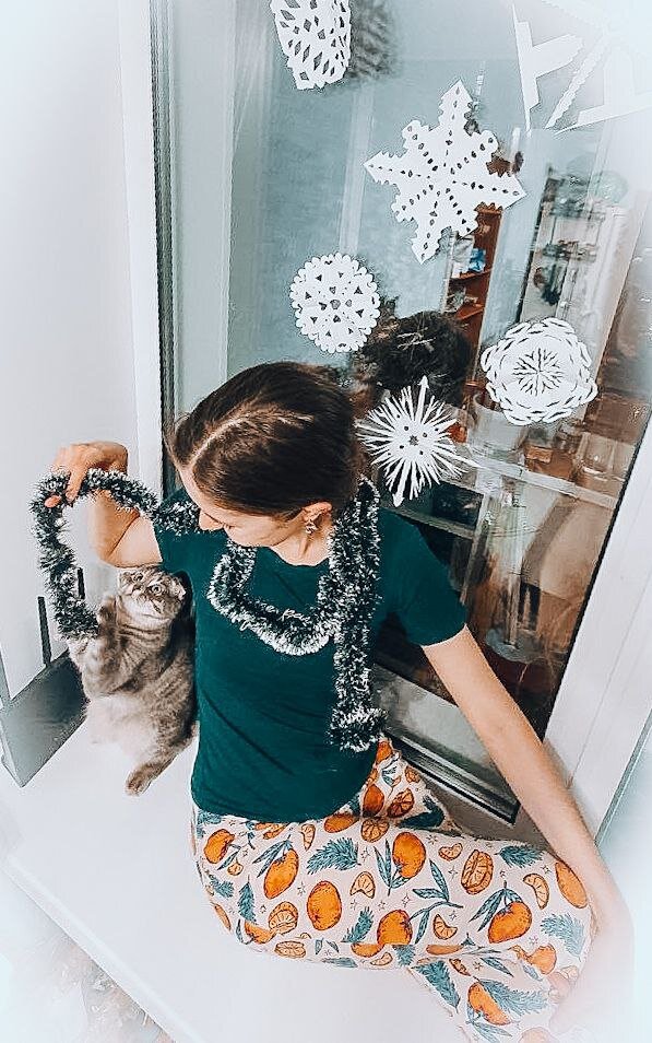 Украсили окошко снежинками