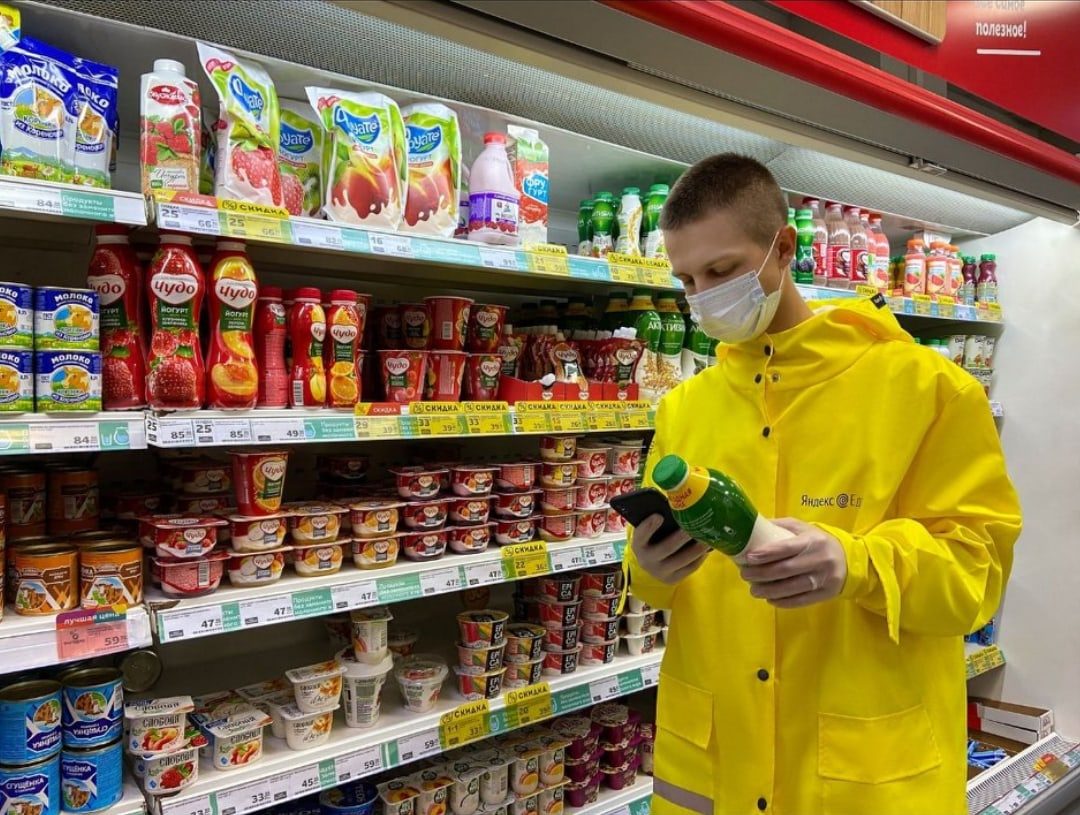 где лучше работать сборщиком заказов. комплектовщик с тсд сканером. работник склада. где лучше работать сборщиком заказов. сборщик заказов в магазине.