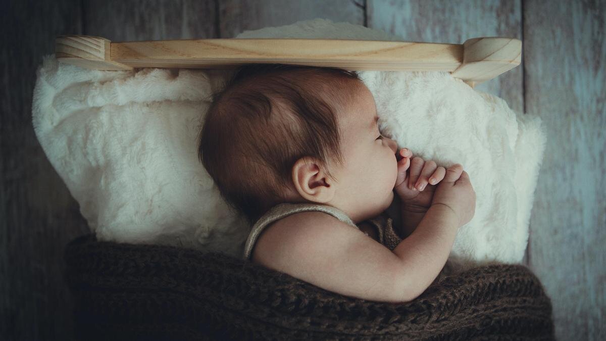    Ребенок спит в кроватке:Unsplash / Nyana Stoica
