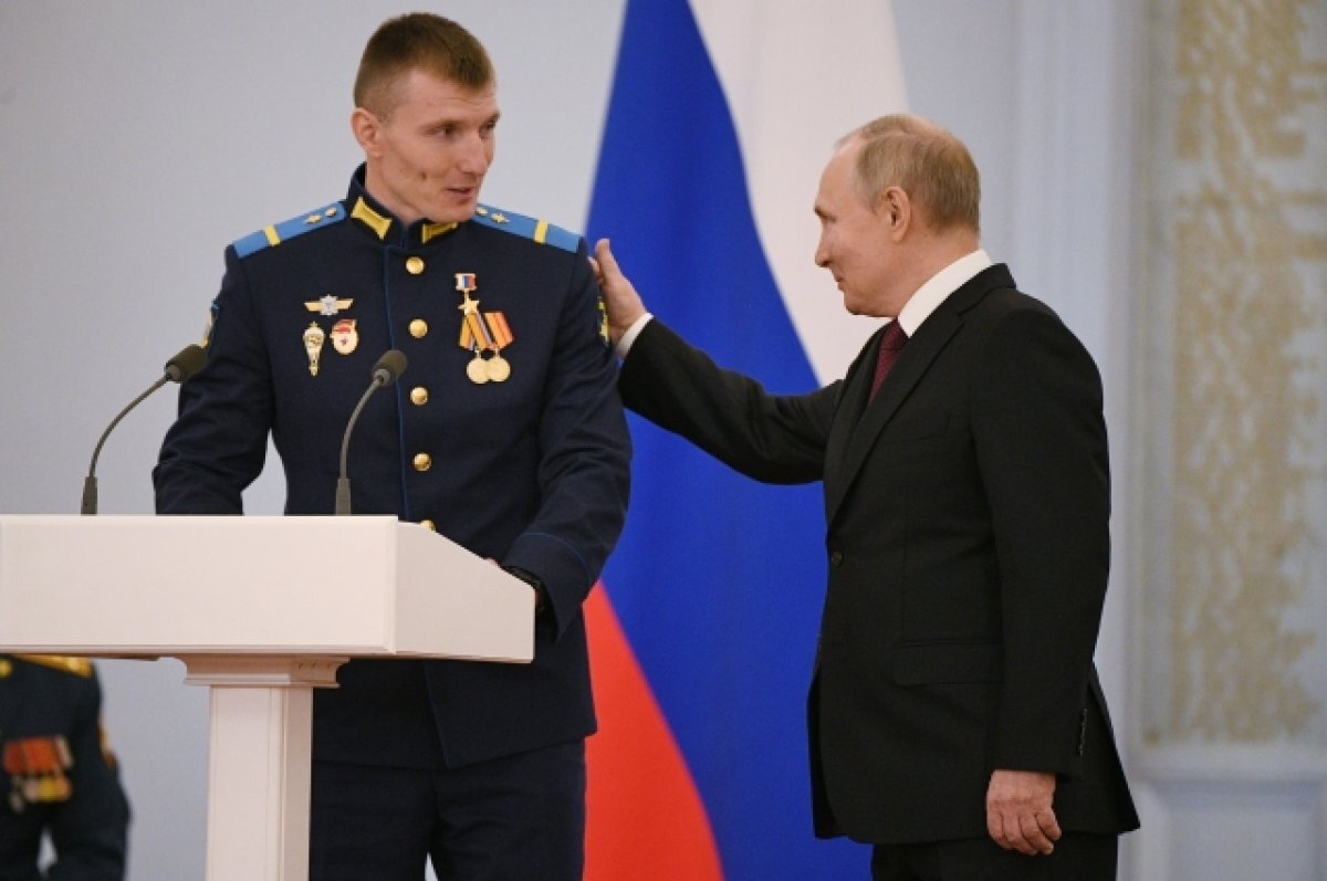    Путин поддержал Героя России, который переволновался во время выступления