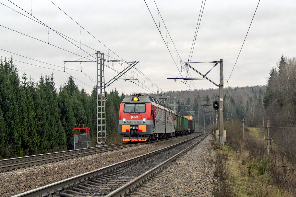 Электровоз 2ЭС5К-471 с грузовым поездом на подходах к станции Галич