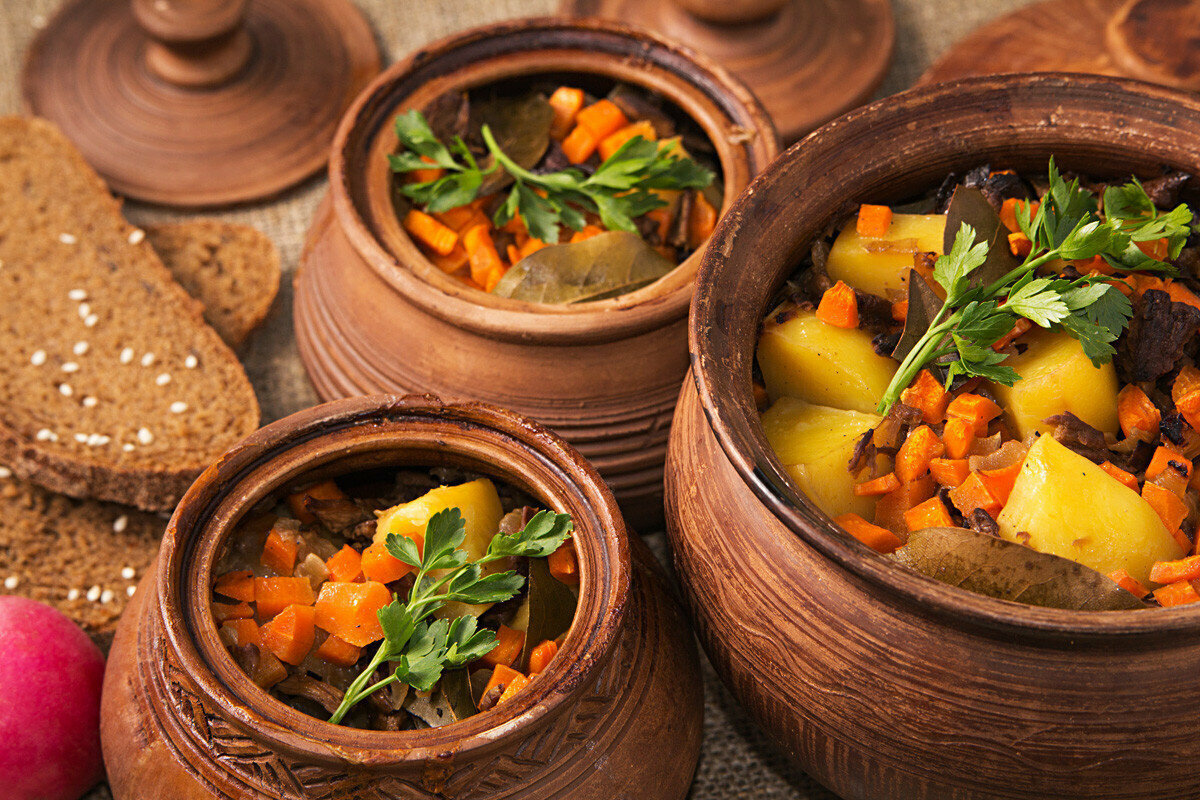 чанахи (грузинское национальное блюдо). азу по-татарски с солеными огурцами. мясо картошка огурцы в горшочке. мясо в горшочках с картошкой. мясо картошка огурцы в горшочке.