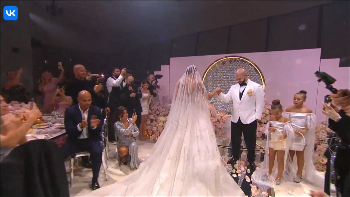    Прямая трансляция свадьбы Оксаны Самойловой и Джигана Фото: VK