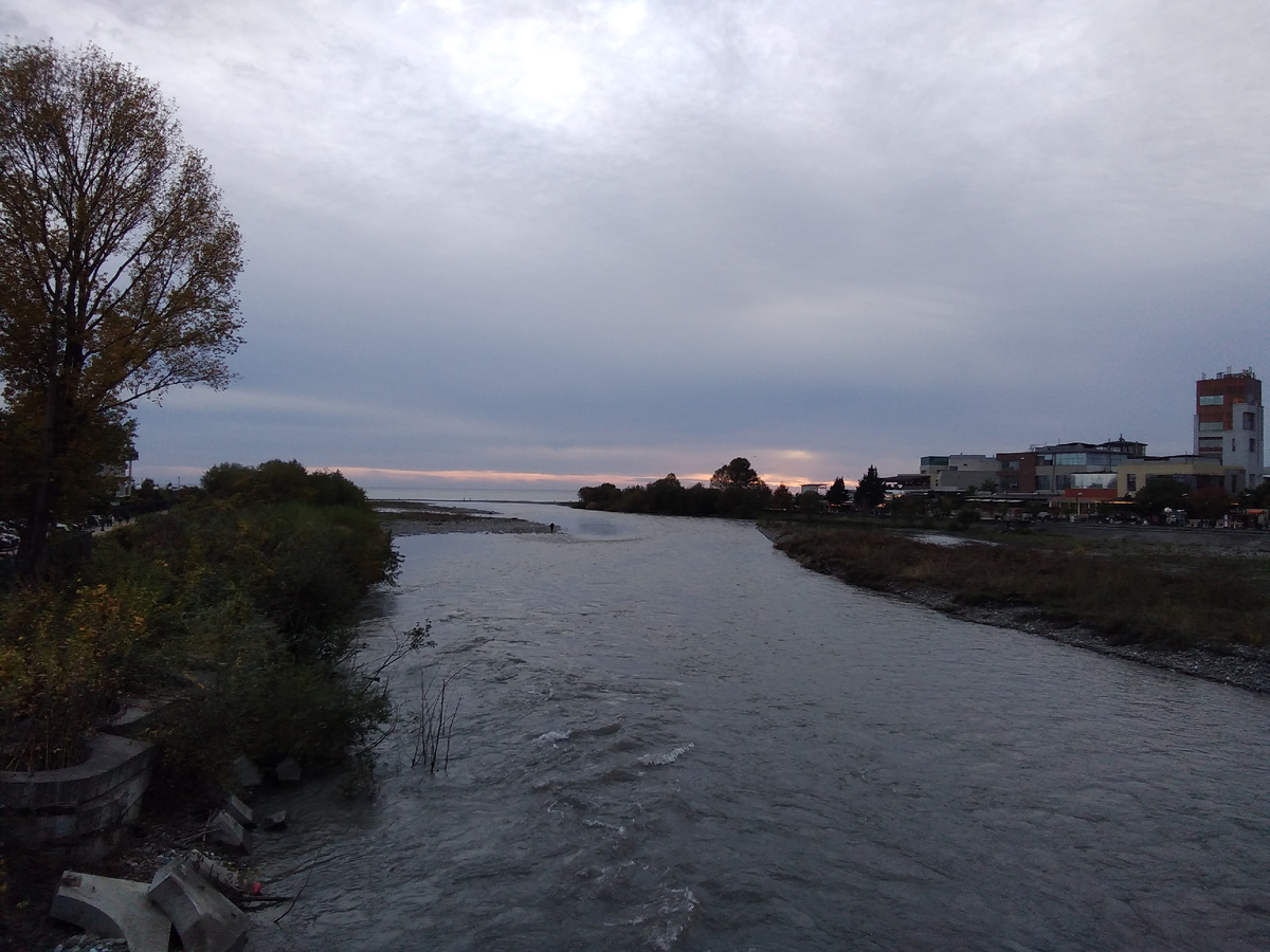Река впадает в море