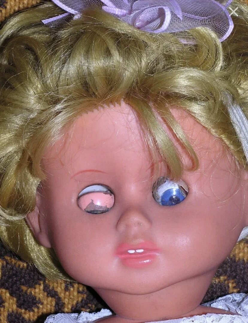 Аня всегда брала свою любиму куклу Олю, которая сильно пострадала во время ссоры с младшей сестрой. Но любить куклу, Аня меньше не стала. Шила наряды и укладывала с собой в кровать на ночь. Фото Яндекс картинки 