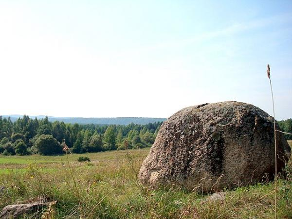 Большие камни в поле