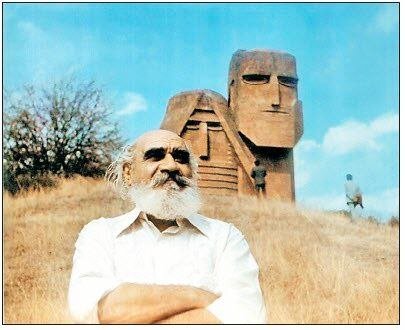Саркис Багдасарян у памятника Мы - наши горы. Источник https://noev-kovcheg.ru/
