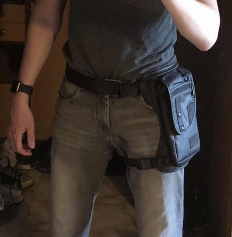 Сумка одета на обычные джинсы, с моими мото-джинсами они сливаются по цвету.