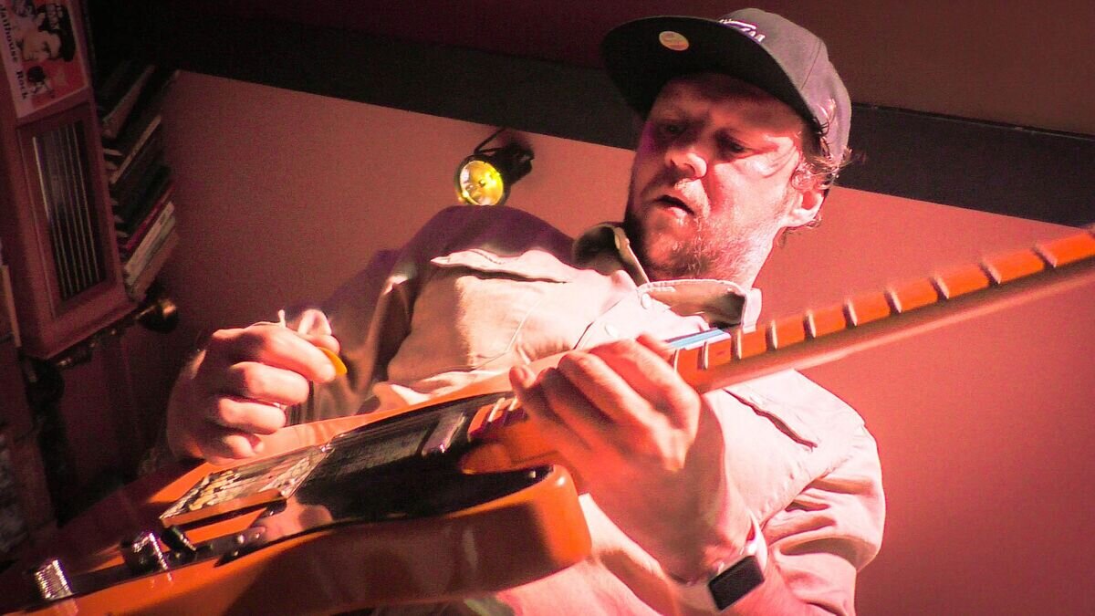    Гитарист группы "Танцы минус" Антон ХабибулинCC BY-SA 4.0 / Mark Nakoykher / Anton Khabibulin