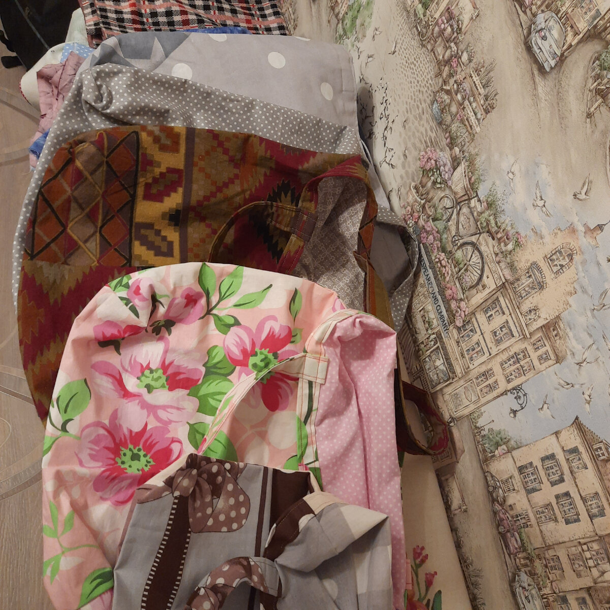 Двухсторонние, можно носить любой стороной