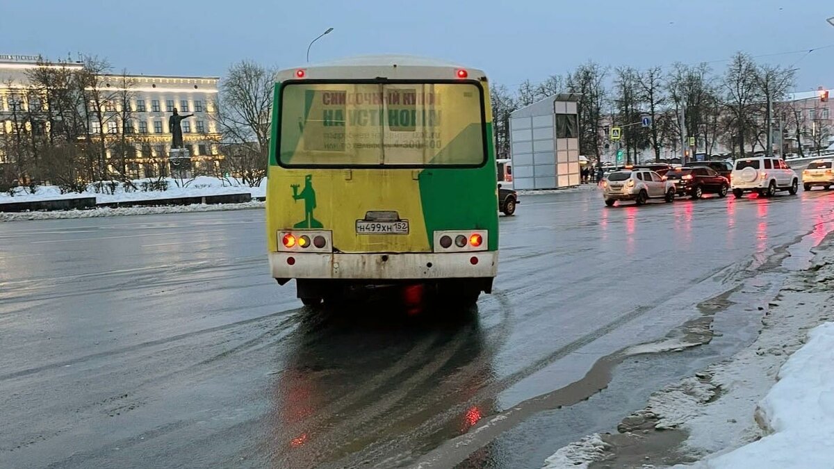     Скандал случился в нижегородской маршрутке Т-31 утром 23 декабря. Водитель обматерил пассажирку из-за наушников и ударил девушку дверью. Корреспондент NewsNN стал свидетелем инцидента.