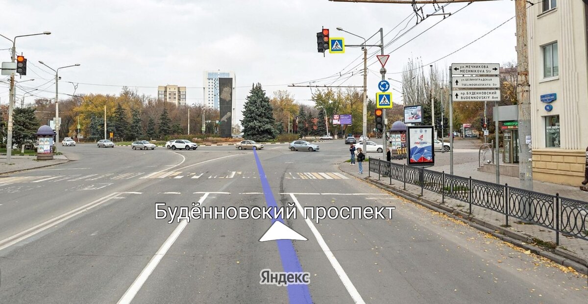 Светофор перед въездом на круг, а после него знак «Уступите дорогу» — как ехать?