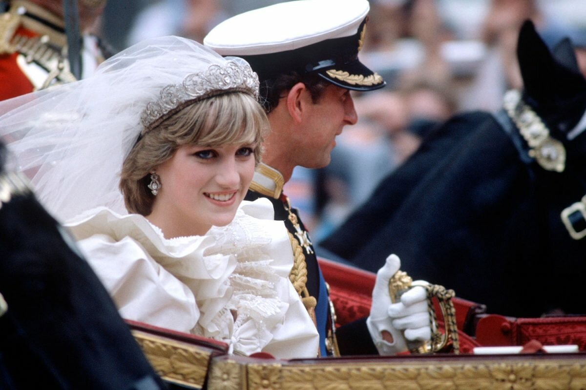 Princess diana is. Свадьба принцессы Дианы и принца Чарльза. Свадьба леди ди и принца Чарльза. Свадебное платье Дианы Спенсер.