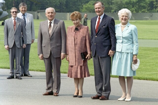    Михаил Горбачев (слева) с супругой Раисой и президент США Джордж Буш с супругой Барбарой Буш. Фото:  РИА Новости/ Леонид Палладин