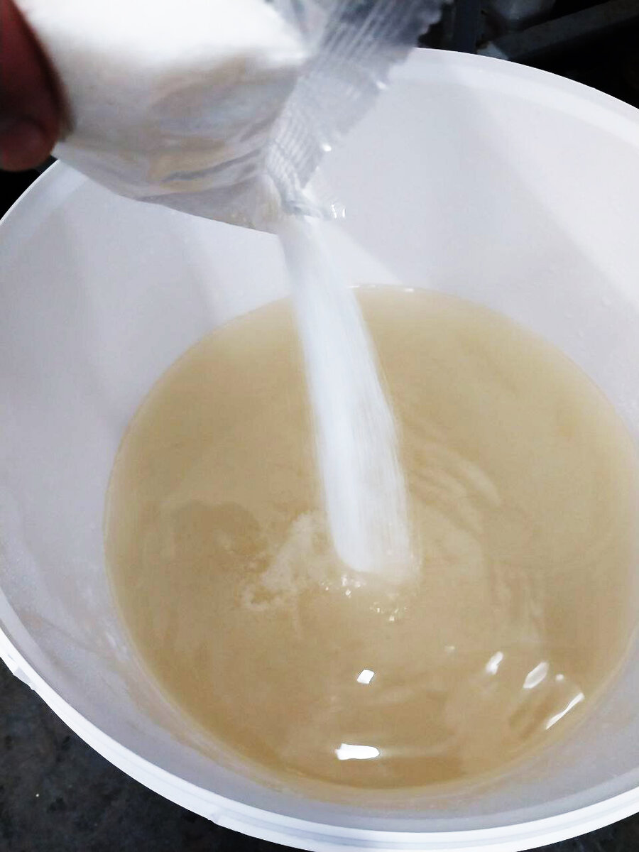 Нынешний сахар пахнет довольно странно, а в большой концентрации приобретает жёлтый цвет