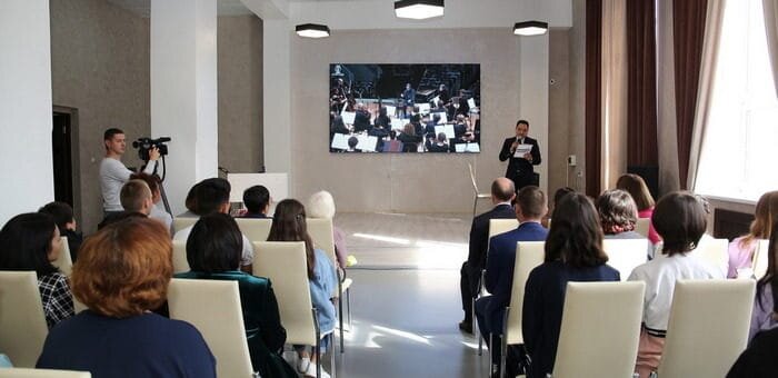 Жителей и гостей Республики Алтай приглашают на трансляции концертов в виртуальный концертный зал, находящийся в Национальной библиотеке имени М. В. Чевалкова.
