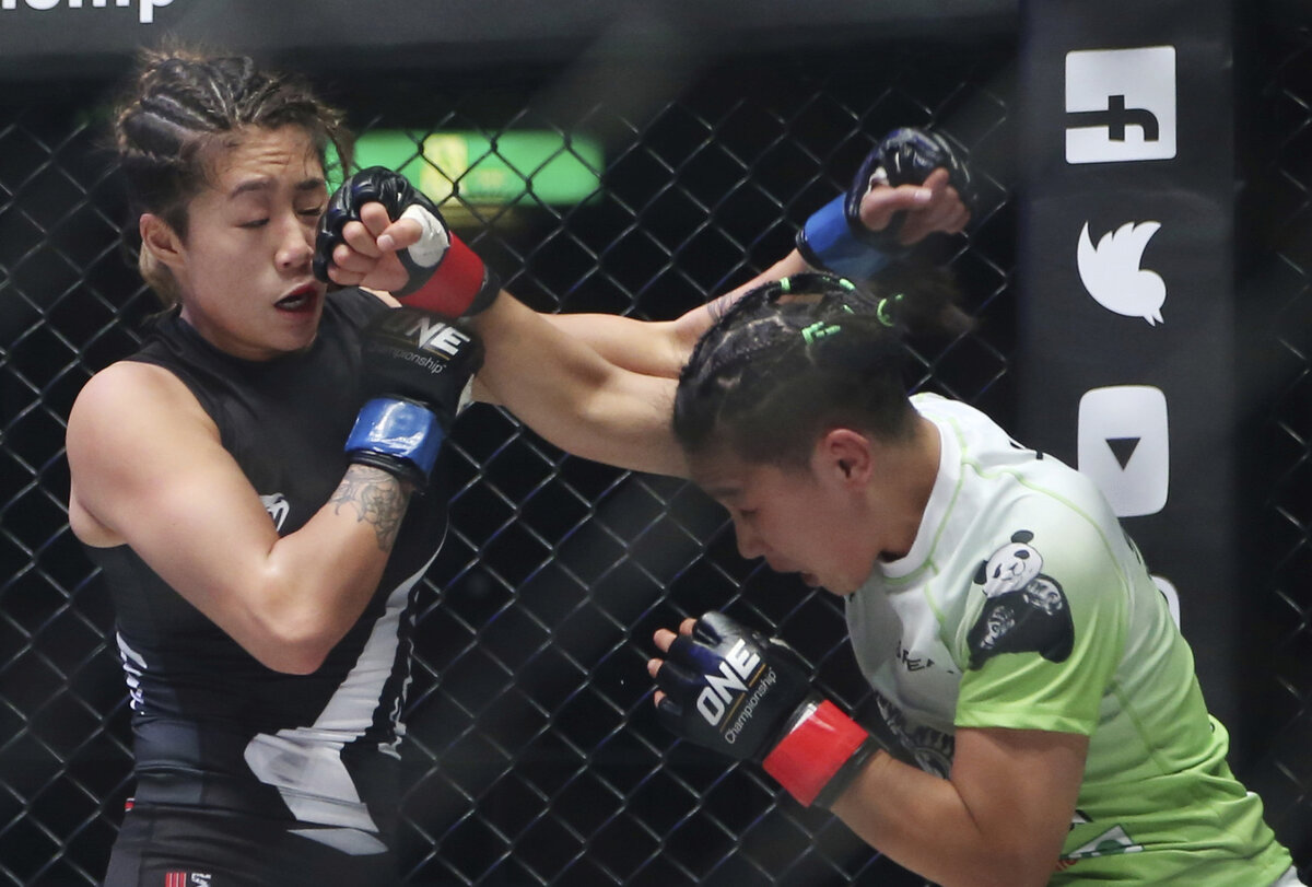     9. Ксионг Джинг Нан, боец минимального веса ONE FC (справа).В 2022-м победила решениями Анджелу Ли и Аяку Миуру.