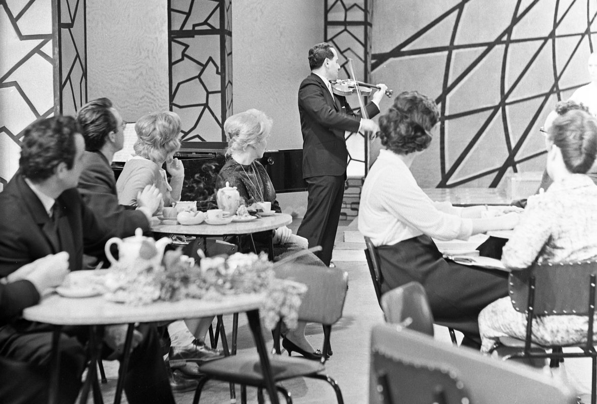 Скрипач Игорь Ойстрах в «Голубом огоньке» 
Фото: Михаил Терещенко / РИА Новости