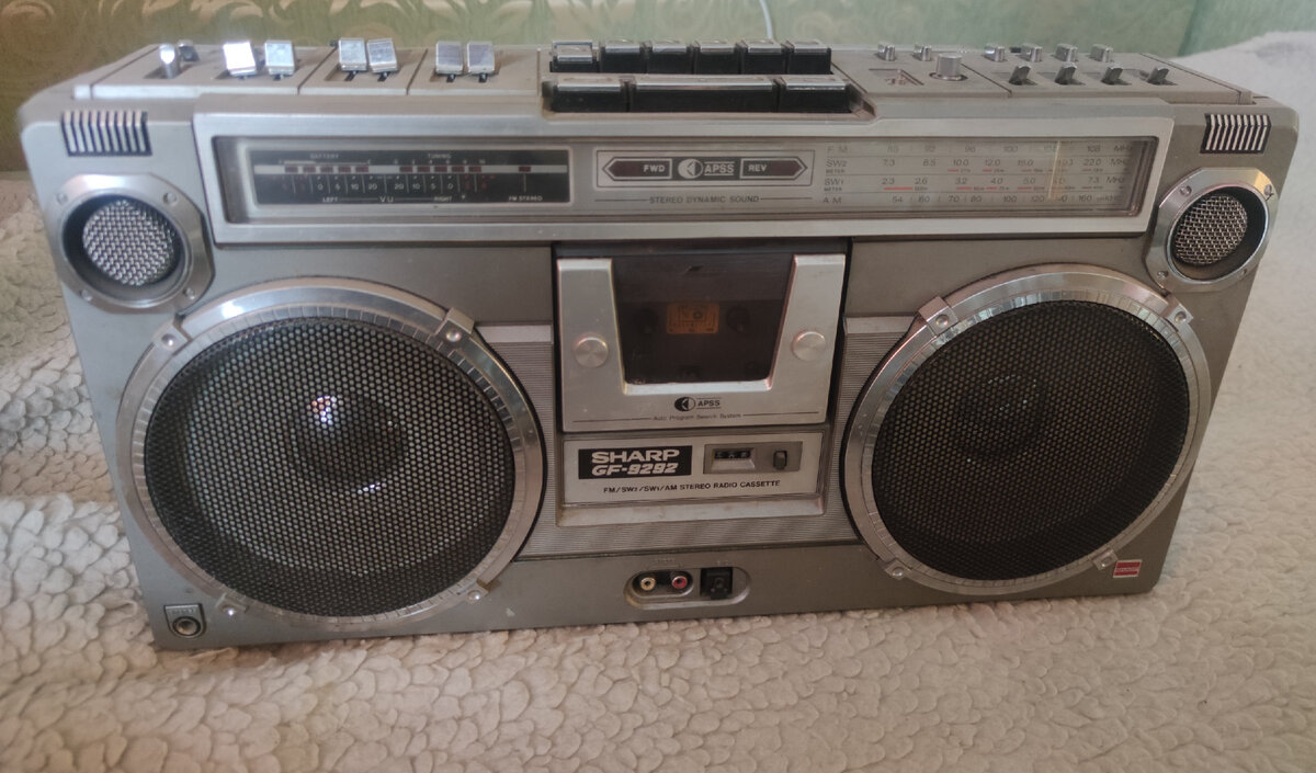 Вот он, настоящий японский магнитофон Sharp. Жив до сих пор. Хотя как я его только не эксплуатировала в детстве и юности.