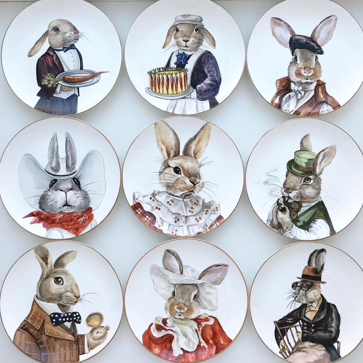 Зайцы так похожи на людей. Тарелки фарфоровые, 25 см, можно использовать для еды и в качестве декоративных.