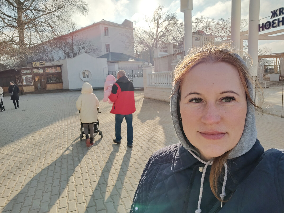 С нами Катя, дочка знакомых. Первая подруга Маши) 