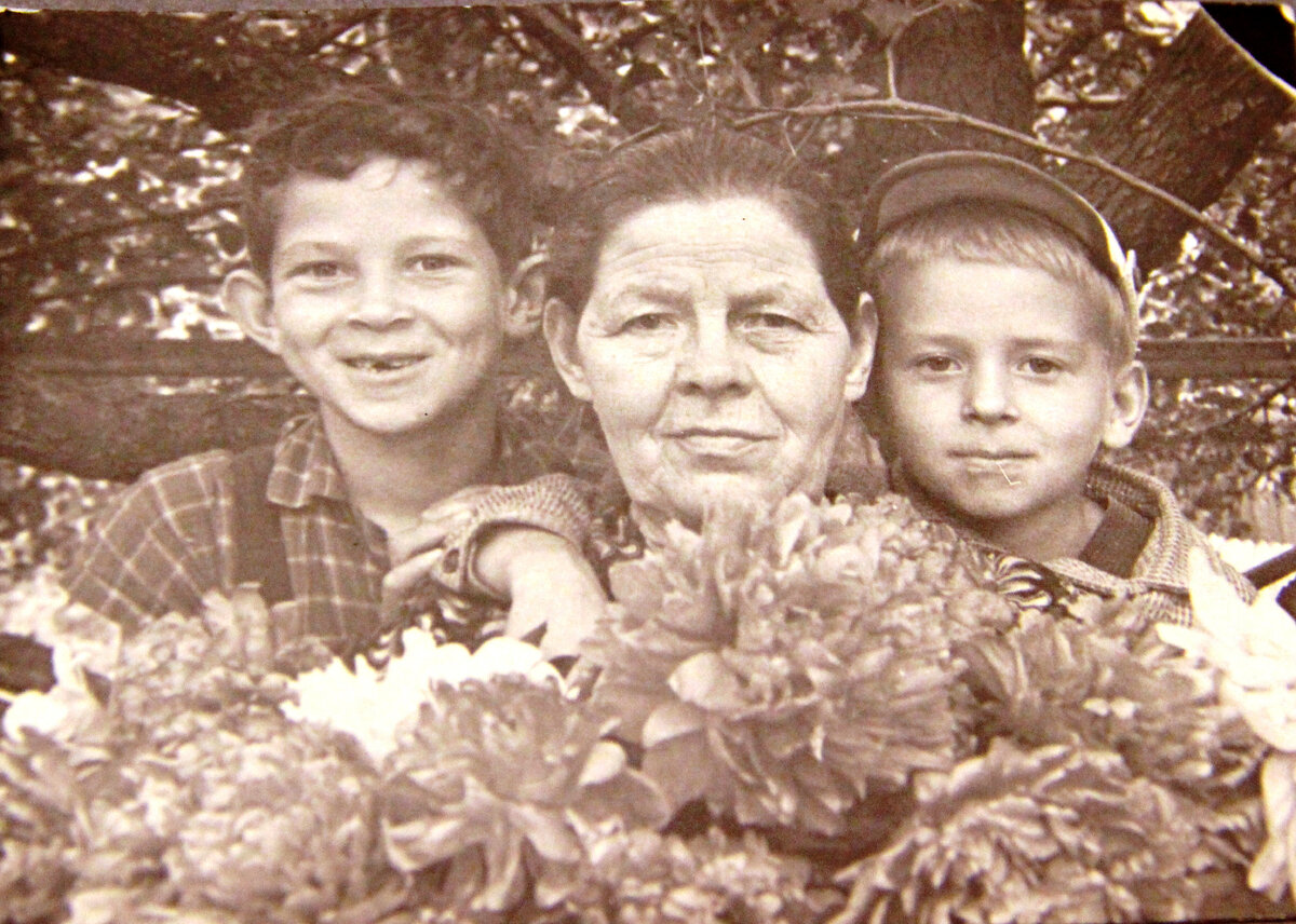 4 детство сейчас. Топки старые семейные фотографии. Донецкая область старые семейные фото. Старые семейные фото семьи Самойленко Украина Одесской обл.