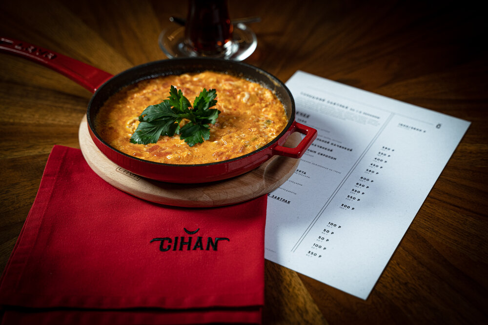 Яичница с томатами в Cihan Steak & Kebab