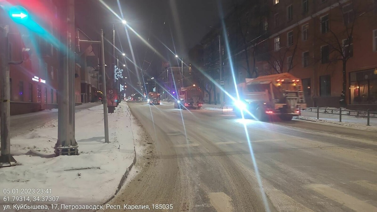     В администрации рассказали о чистке дорог от снега и наледи. Подрядчик работает круглосуточно.