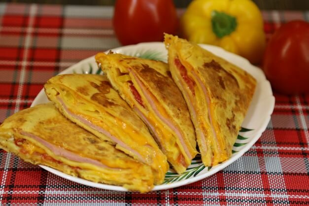 Очень простой в приготовлении Завтрак, все продукты доступны, времени занимает минимум. Всё, что вам нужно - это сложить все в сковороду и отправить на плиту, через 10 минут вкусный завтрак для всей семьи готов. 
Ингредиенты для завтрака:
лаваш - 4 шт круглых (можно вырезать из обычного)
яйцо - 3 шт.
соль, перец по вкусу.
колбаса - 100 г.
сыр - 150 г.
помидор - 1 шт.
сладкий перец-1шт..
сливочное масло - 10 г.

Сковороду с толстым дном смажьте сливочным маслом. Яйца посолите и добавьте перец по вкусу, перемешайте. Вылейте половину яиц на сковороду. Выложите первый лаваш, сверху колбасу и натертый сыр, затем снова лаваш, помидор,сладкий перец и сыр. Следующий лаваш, колбаса, сыр и сверху накрыть четвертым лавашем. Оставшееся яйцо распределите сверху по лавашу, накройте крышкой и поставьте на плиту на слабый огонь. Через пять минут переверните и снова накройте крышкой жарьте еще пять минут. Завтрак готов.
Приятного аппетита.
Не забудьте подписаться на канал, поставить лайк и написать комментарий! 