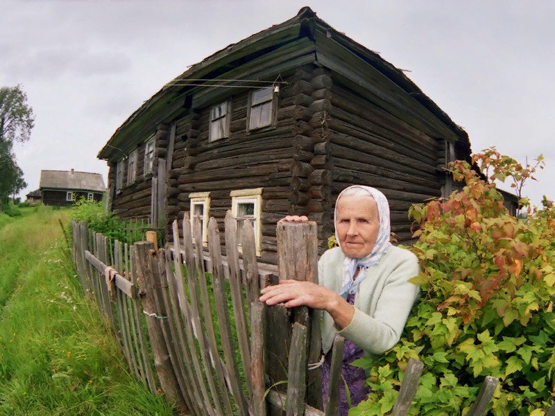 Старушка в деревне. Старушка у забора. Бабушка у забора в деревне. Деревенский домик у бабушки.