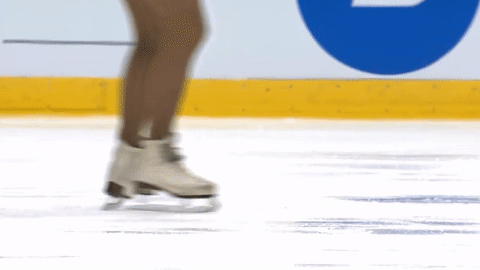 Идеальный отрыв на лутце, с глубоченного внешнего ребра и минимальным преротом. В женском такого ни у кого нет, в мужском на пальцах можно пересчитать - Боян, Коляда, Ханю - поажалуй и все