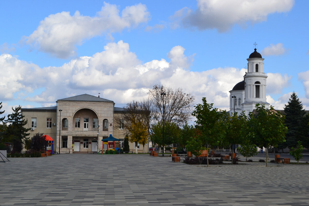 Центральная площадь, дом культуры, краеведческий музей и церковь Сурб Амбарцум (здесь и далее все фотографии автора)