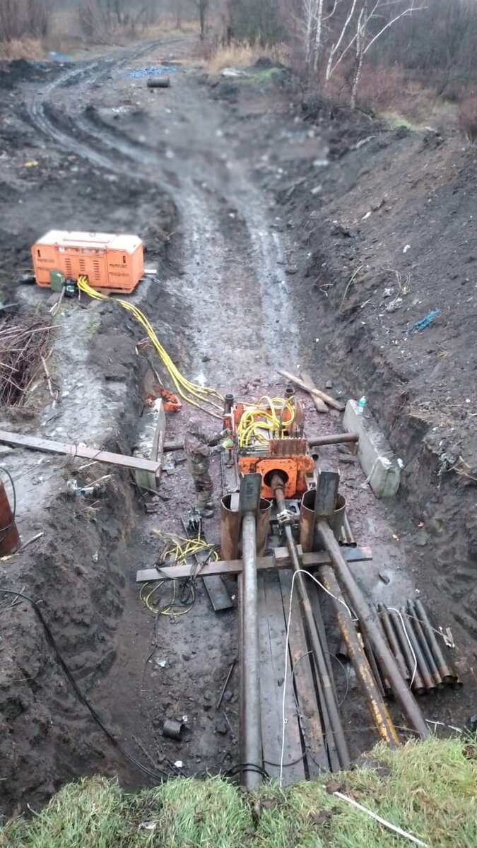 Обратите внимание, как раскреплена МНБШ-600 в котловане (упоры сзади, спереди и по бокам)