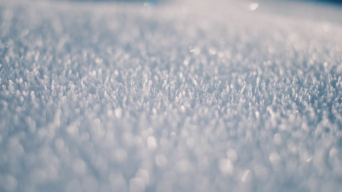     В городах Югры обещают снежную и теплую субботу.