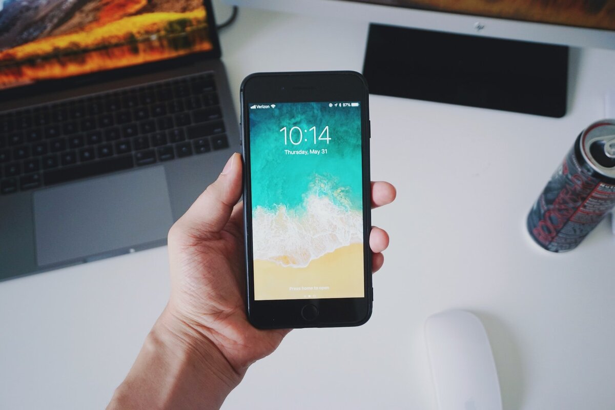     Так делают все и даже не подозревают об опасности: эксперт рассказал, как не стоит носить мобильный телефон