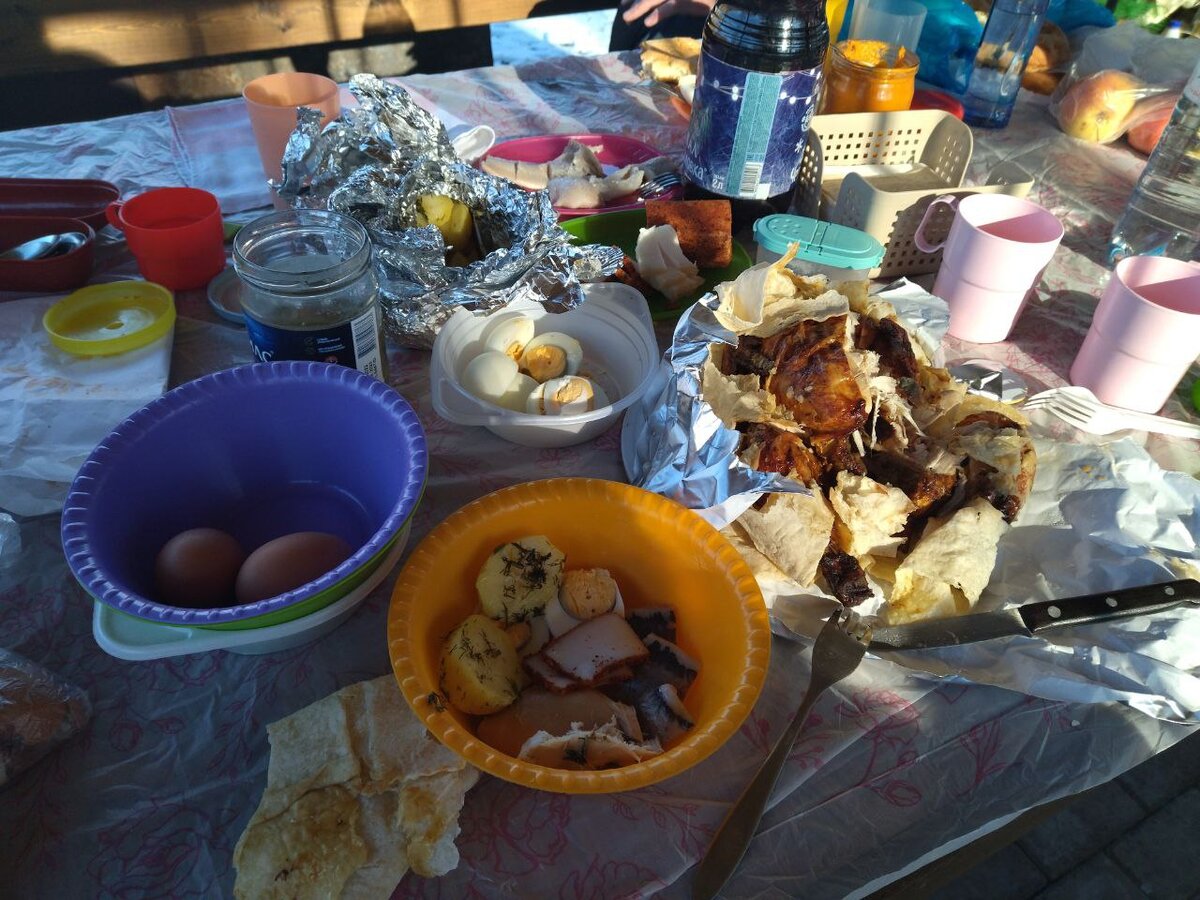 А потом было как у всех. Курица, селёдка, яйца, сало, картошка🤦‍♀️по второму кругу.