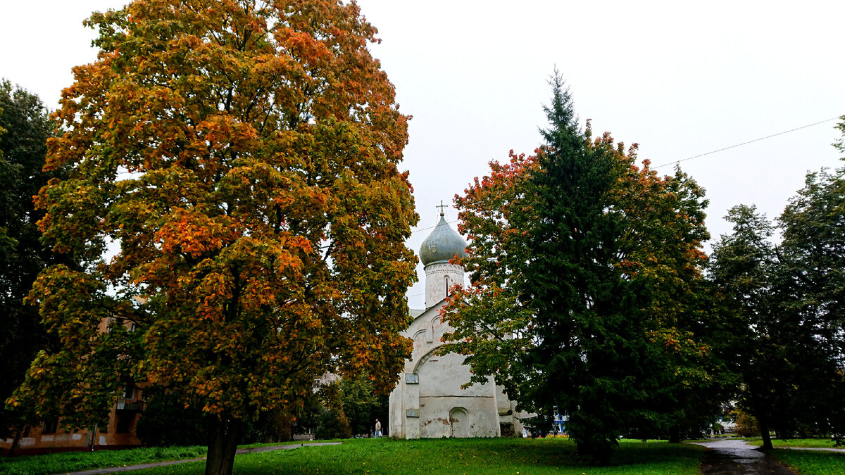 Церковь Двенадцати апостолов на Пропастях. Дата основания – 15 век. Западный фасад.
