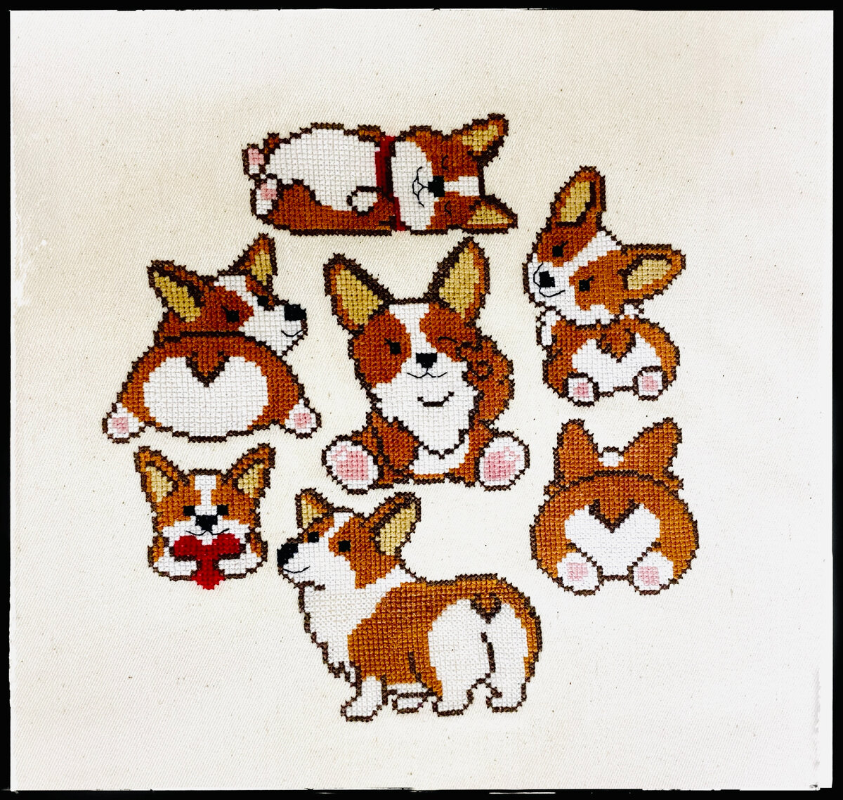 В оригинале там еще должны быть повсюду короны, все-таки это королевская порода. А мои корги - самодостаточны:)