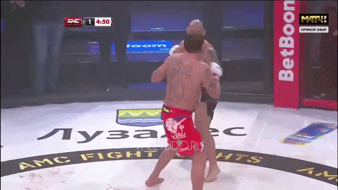 2021 год, Емельяненко выхватывает от Марсио Сантоса на турнире, организованном Гаджиевым. Этот бой он проиграл сдачей.