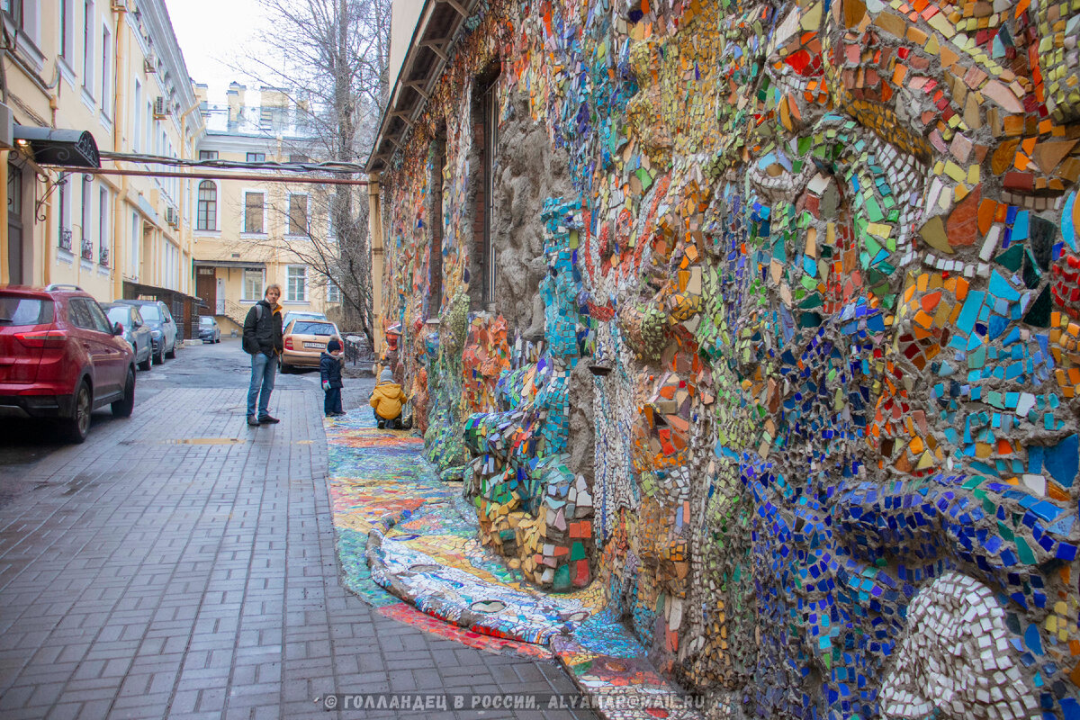 Мозаичная стена обычного дома. Фото: из личного архива