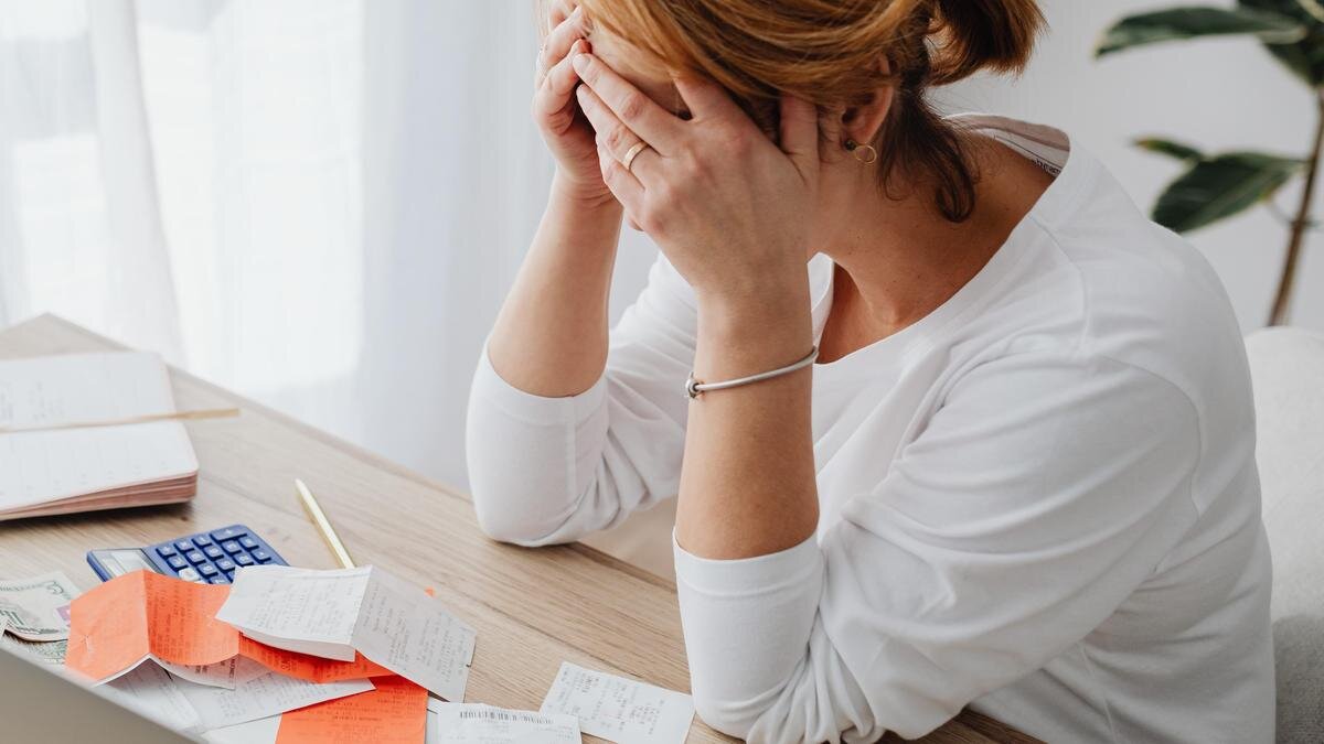    Женщина считает квитанции:pexels.com