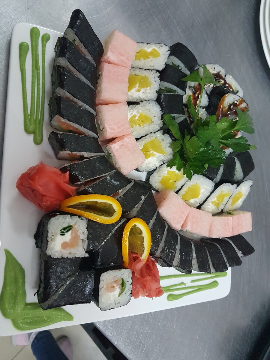 Чем вредны суши?Основные ингредиенты суши довольно безобидны, так в чём же кроется опасность? Дело в том, что суши и роллы в России претерпели заметные изменения по сравнению с оригинальным японским блюдом. У нас наибольшей популярностью пользуются роллы с дополнительными добавками: сливочным сыром, майонезными соусами и даже беконом. Зачастую в суши кладут не свежую, а копчёную рыбу, которая не так полезна, потому что задерживает в организме жидкость. Много роллов обжаривается в подсолнечном масле в специальной панировке – темпуре, это тоже добавляет лишние очки к вредности.Рыба и морепродуктыИх польза неоспорима: в них содержатся жирные кислоты Омега-3 и 6, которые положительно влияют на состояние сердечно-сосудистой системы. Также в рыбе и морепродуктах есть легко усваиваемые белки, витамины А, В, Н и РР, необходимые организму человека минералы, такие как фосфор, кальций, калий, натрий и магний. Всё это характерно для свежей рыбы хорошего качества. Но можно ли быть уверенным в нём, если есть суши в непроверенных и сомнительных местах?РисНачинка может меняться, но неизменной составляющей суши является рис, который считается диетическим продуктом. В нём немного калорий (115-130 ккал на 100 г) и почти нет белков и жиров, зато много углеводов. Сложные углеводы дают организму необходимую энергию и на долгое время создают ощущения сытости. Кроме того, рис является природным абсорбентом, который выводит из организма лишнюю жидкость, а заодно шлаки и токсины.Впрочем, некоторые диетологи считают, что полезен только неочищенный коричневый рис, так как именно в шелухе содержатся все витамины и минералы. А белый рис только добавляет блюдам калорийности и способствует набору веса. В любом случае рис нельзя отнести к вредным продуктам, главное – соблюдать меру. Но и краеугольным камнем ПП его не назовёшь.Овощи и водорослиТак же, как и к рыбе хорошего качества, к овощам нельзя придраться. Для приготовления роллов чаще всего используют огурцы, в которых практически нет калорий, и авокадо – источник жирных кислот, витаминов, калия, меди, железа и многих других минеральных веществ. Получается, овощи — сплошная польза и никакого вреда для фигуры. Высушенные водоросли нори также не представляют никакой опасности: в них много йода, железа, клетчатки.Ещё один нюанс кроется в соевом соусе, васаби и имбире, которые традиционно подают к японским блюдам. Васаби разжигает аппетит, соевый соус содержит много соли, а значит, задерживает в организме воду и приводит к отёкам. Маринад же перечёркивает все полезные свойства имбиря, так как в нём содержится много сахара и уксуса.Ещё один нюанс кроется в соевом соусе, васаби и имбире, которые традиционно подают к японским блюдам. Васаби разжигает аппетит, соевый соус содержит много соли, а значит, задерживает в организме воду и приводит к отёкам. Маринад же перечёркивает все полезные свойства имбиря, так как в нём содержится много сахара и уксуса.Что делать, если очень хочется суши?Если вы стараетесь придерживаться правильного питания, но не представляете жизни без суши, есть их всё-таки можно, но осторожно. Лучше всего готовить их дома. Это не так уж трудно, просто требует некоторого опыта. А если вы предпочитаете рестораны, то выбирайте только проверенные места с хорошей репутацией. Так вы сможете быть уверенны в качестве ингредиентов.Отдавайте предпочтение классическим роллам и суши без дополнительных соусов и вредных ингредиентов. Вашим девизом должна быть фраза «чем проще, тем лучше». Используйте малосольный соевый соус и лишь легко обмакивайте в нём суши, а не «купайте» до тех пор, пока кусочек целиком не пропитается.Чем заменить суперфуды? Варианты дешёвых, но не менее полезных аналоговЧем заменить суперфуды? Варианты дешёвых, но не менее полезных аналоговНе переедайте: 4-5 суши или не больше одной порции роллов будет достаточно, чтобы насытиться. Если наличие риса для вас непринципиально, то лучше и вовсе ограничиться сашими – определённым образом нарезанной свежей рыбой. Перед главным блюдом можно съесть мисо суп. Это позволит утолить первый голод и не принесёт много лишних калорий. И, наконец, стоит есть суши не чаще одного раза в неделю, так вы сохраните свежесть ощущений от еды и не нанесёте лишнего вреда фигуре.Самыми низкокалорийными являются простые тонкие роллы с овощами:огурцом — 90 ккал на 100 г;маринованной редькой — 46 ккал;цуккини — 87 ккал.Одними из самых калорийных считаются:дракон-маки — 189 ккал на 100 г;харумаки — 242 ккал;унаги кани — 277 ккал.Из суши к самым низкокалорийным относят:суши с крабом — 25 ккал в одной штуке;креветкой — 24 ккал;осьминогом — 22 ккал;морским гребешком — 23 ккал.А к самым сытным:суши с копчёным угрём — 51 ккал в одной штуке;копчёным лососем — 38 ккал;икрой тобико — 37 ккал.От острых и запечённых суши лучше отказаться, в них сплошной майонез и калории.