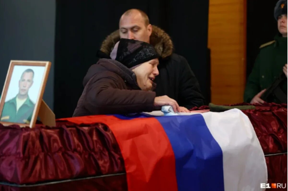 Матерь Владимира Быкова оплакивает погибшего сына. Фото: Владислав Лоншаков / E1.RU