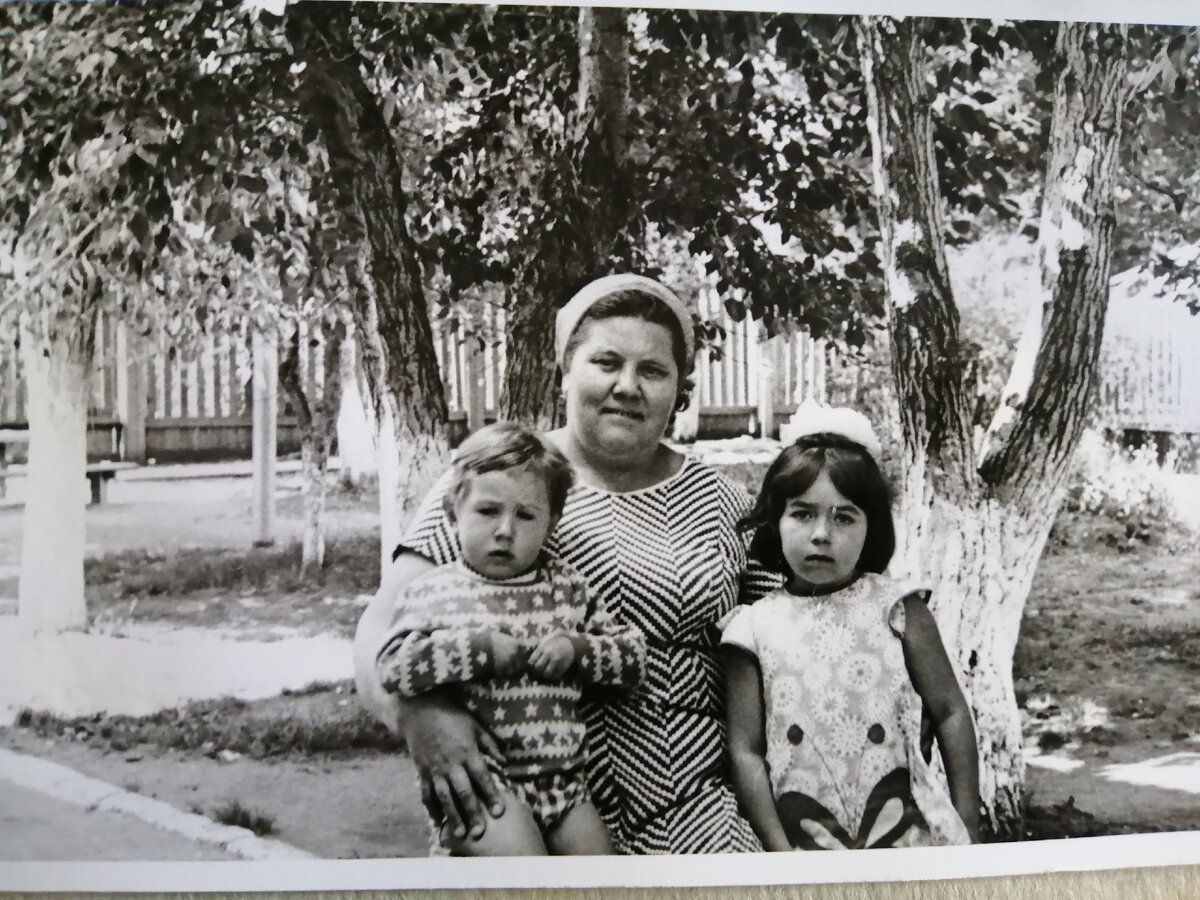 Почти перед самым отъездом. Моя двоюродная бабушка Надя, фото сделано в детском саду, баба Надя работала там поваром, двоюродный брат Серёжа. 
