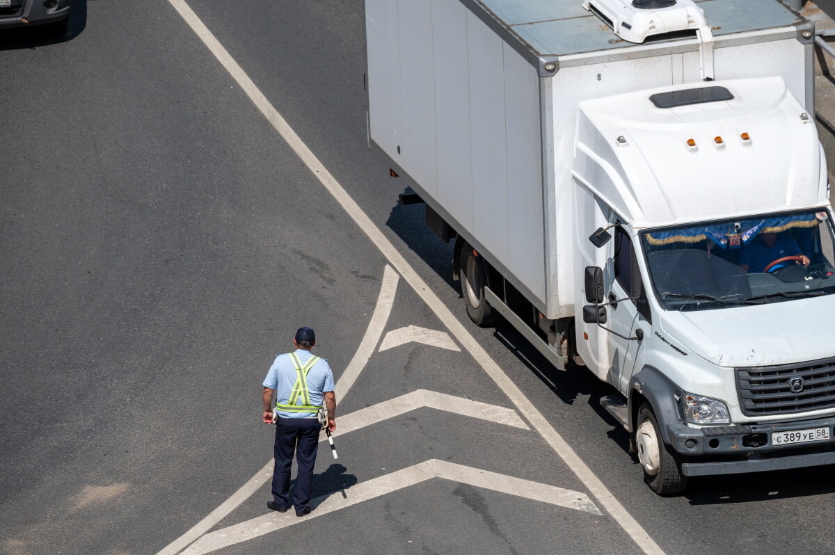    Сотрудники ГИБДД могут остановить ваш автомобиль, проверить в нем наличие тахографа и в случае его отсутствия или неисправной работы выписать штраф