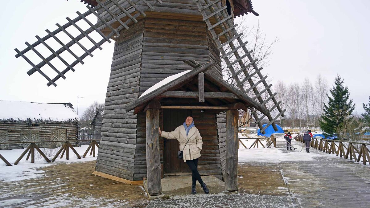 Деревянная мельница при входе в музейный комплекс.