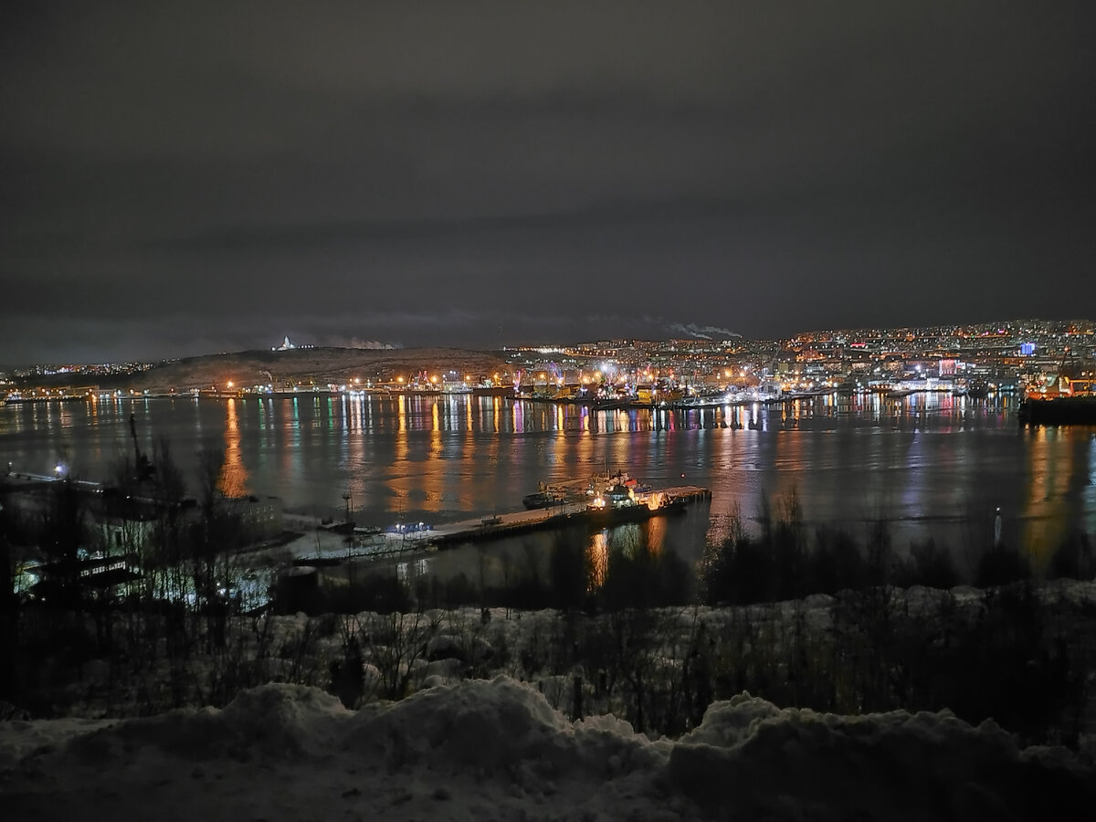Перед вами самый большой город на планете за Полярным кругом. Порт Мурманск с населением ≈ 300 тыс. растянут на 20(+) км. А еще это самый яркий город на планете выше 66-й параллели. Огни ночного Мурманска хорошо видны из космоса.  