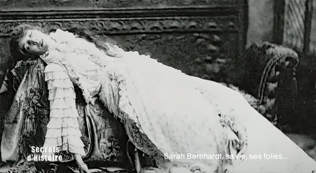 Сара Бернар в образе Маргариты Готье, героини «Дамы с камелиями»,1880. 