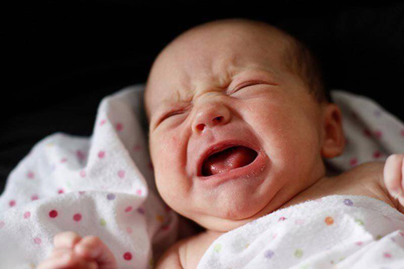 Почему новорожденный кряхтит и тужится. Фото ребенка который вот вот заплачет. Малыш не кричал после рождения. Как плачет ребенок при рождении. Почему нельзя оставлять новорожденного ребенка плакать самому.